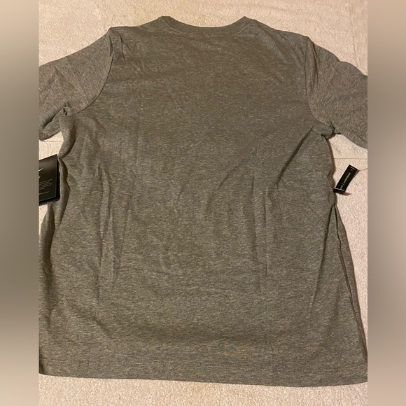Nike Dri Fit The Nike Tee Gray Adult Large Short Sleeve Shirt New - Picture 4 of 4